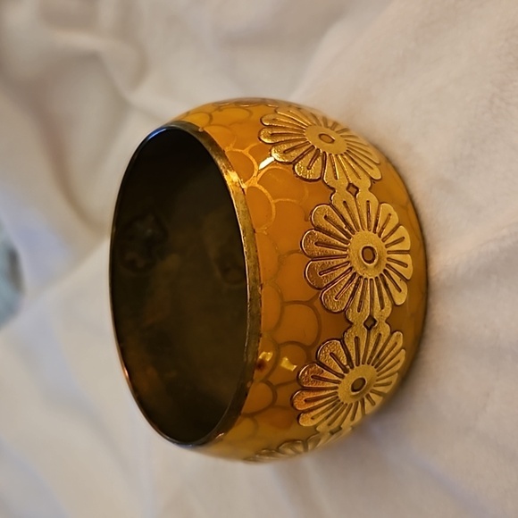 Vintage 1970's Brass Goldenrod Floral Daisy Scales Chunky Bangle Bracelet - Picture 2 of 7